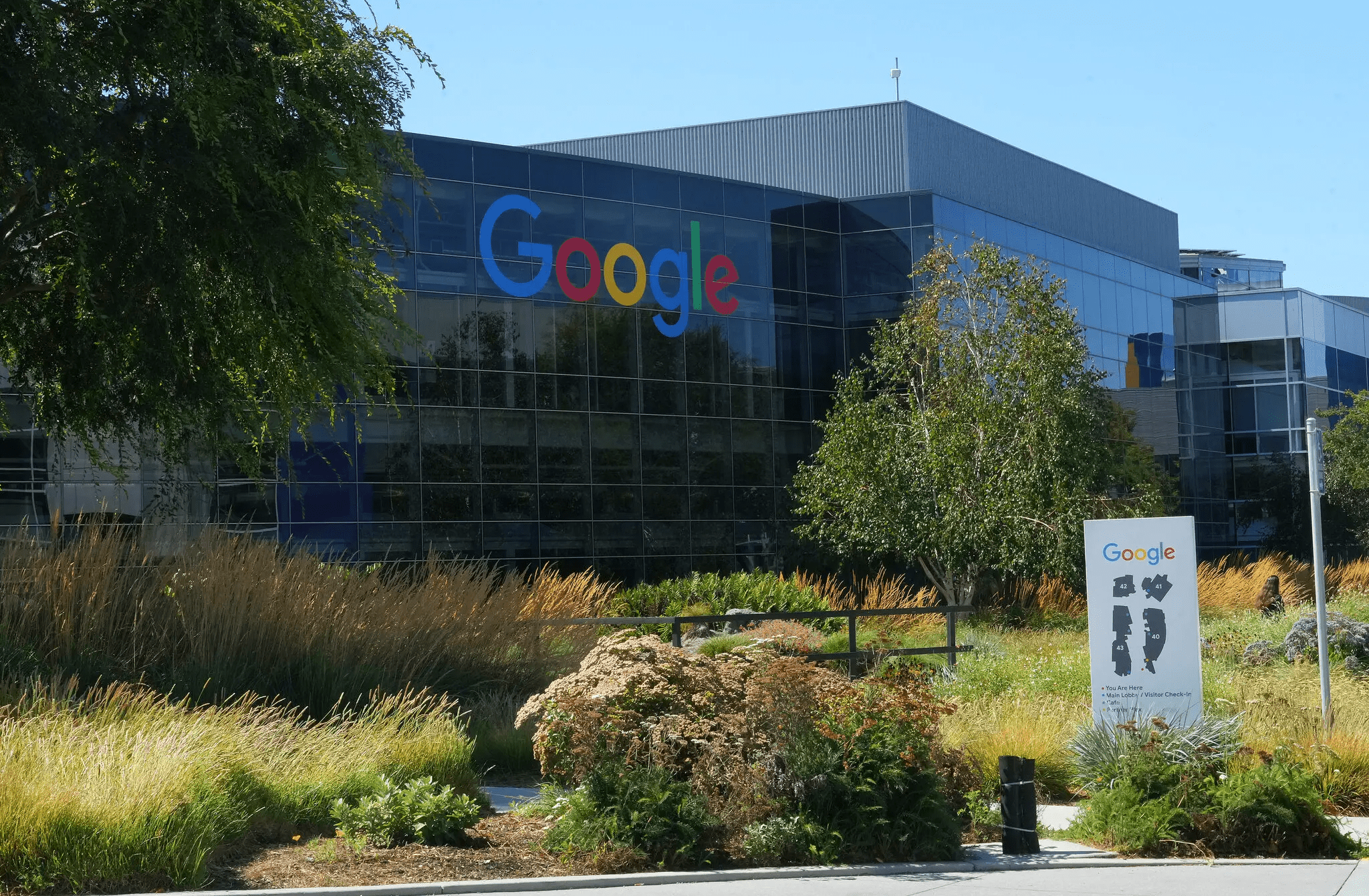 Google обжаловала решение ЕС дать конкурирующим с Gemini сервисам равный доступ к некоторым функциям Android